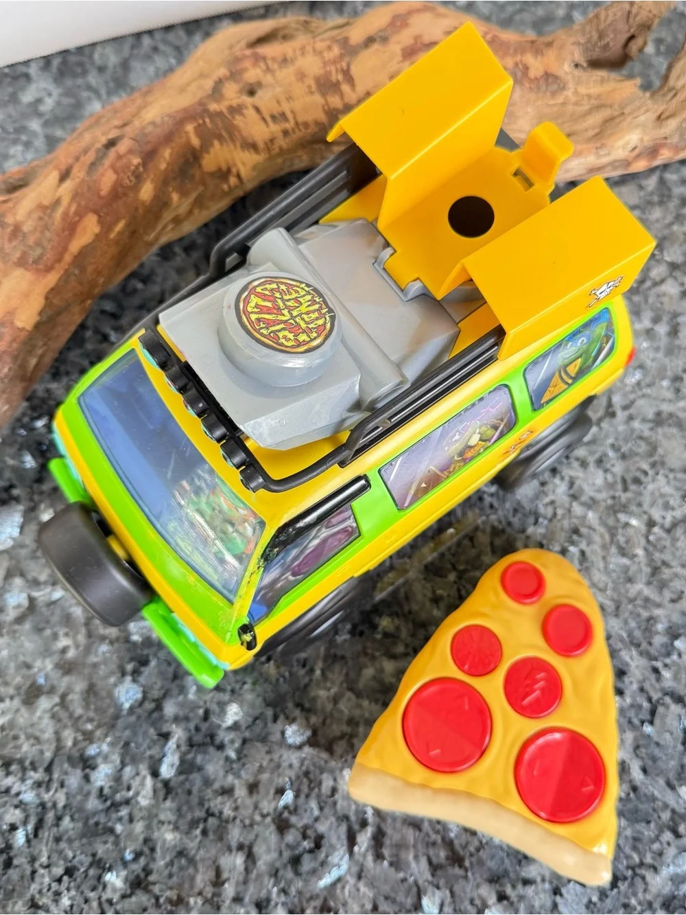 Teenage Mutant Ninja Turtles Mayhem RC Pizza Blaster/Remote Control Vehicle Toy